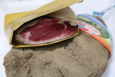 spalla disossata in carta gialla di Felici Salumi