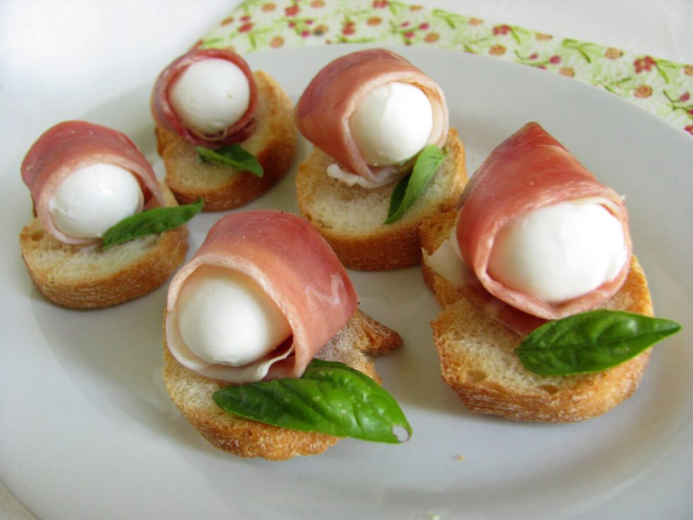 Crostini con mozzarella e Prosciutto
