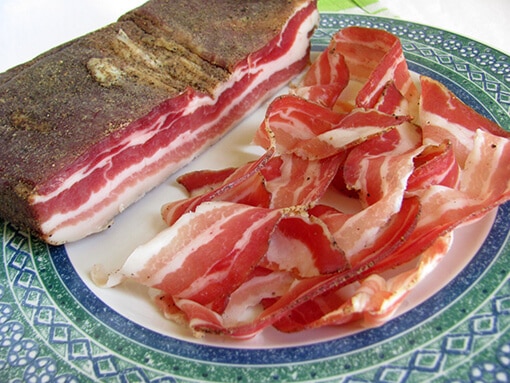 bacon cortado en tiras