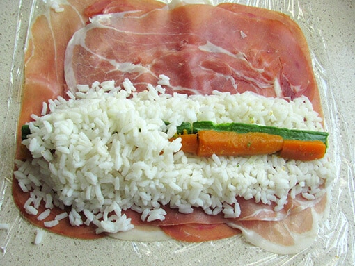 sushi con prosciutto preparazione