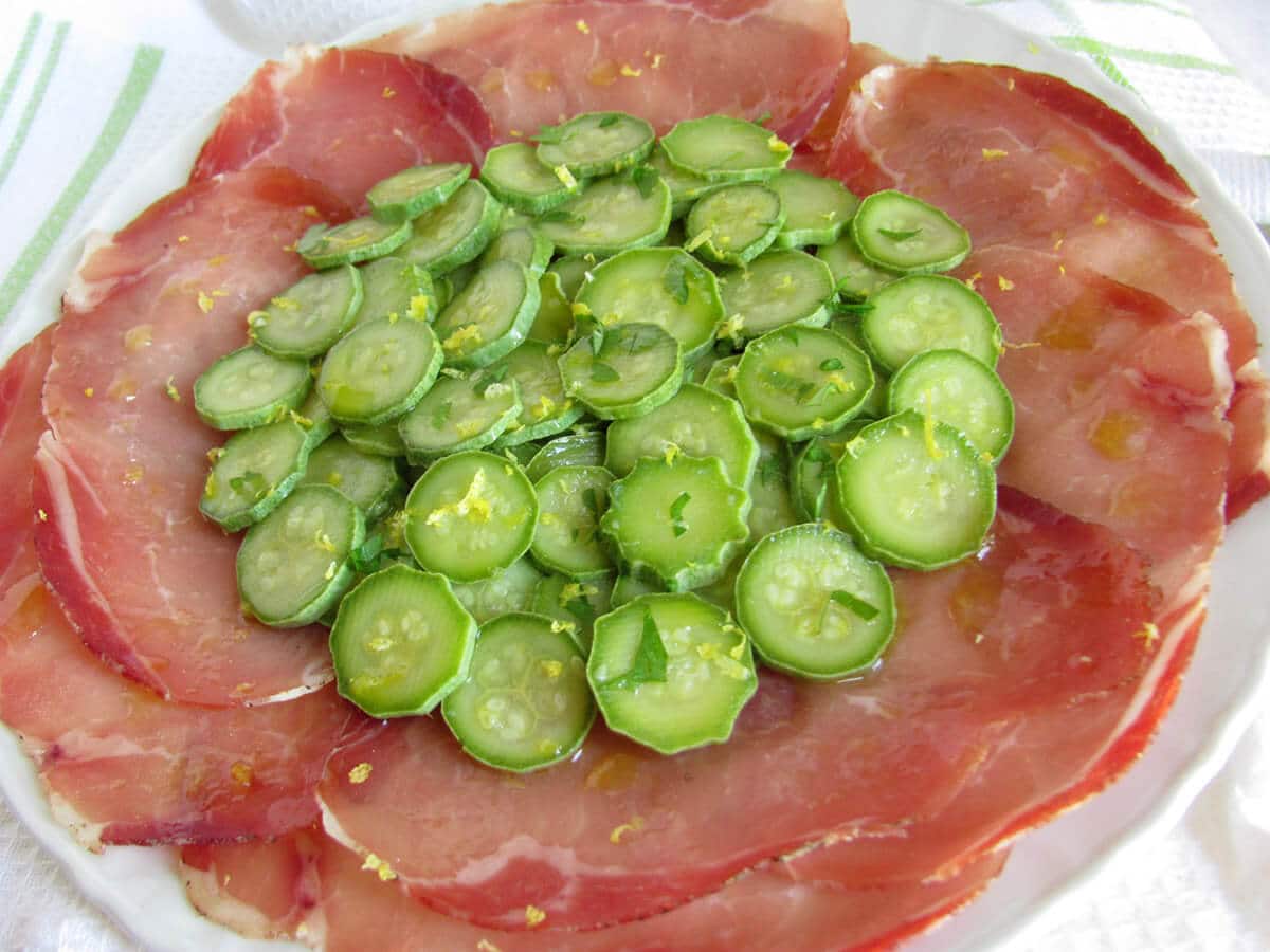 bresaola di maiale con zucchine marinate