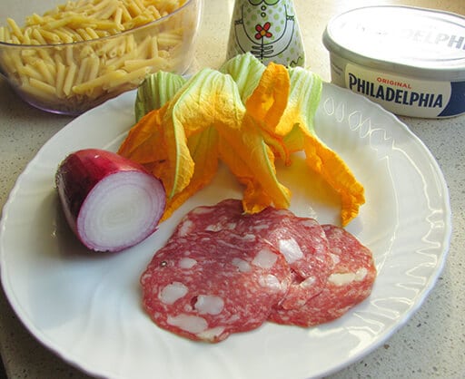 ingredienti ricetta pasta fiori di zucca e salame