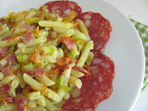 Nudeln mit Zucchiniblüten und Salami