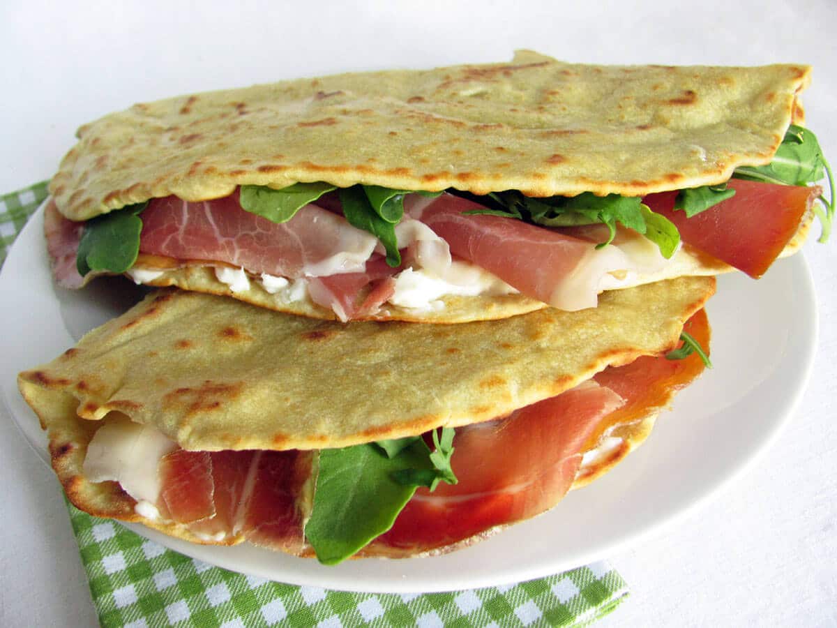 piadina con prosciutto crudo rucola e formaggio squacquerone