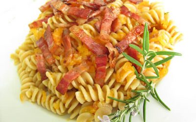 Whole wheat fusilli with pumpkin and crispy bacon