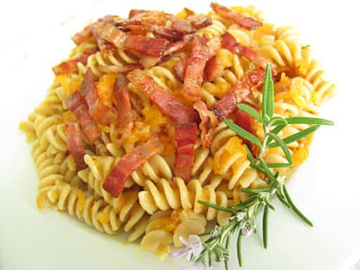 fusilli integral con calabaza crujiente de bacon