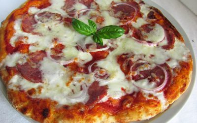 Pizza fatta in casa con stracchino e Finocchiona IGP