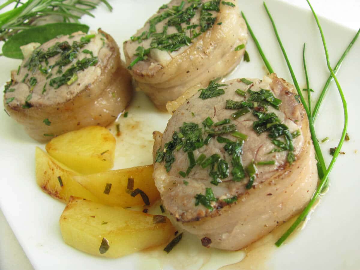 filetto di maiale con lardo e erbe aromatiche