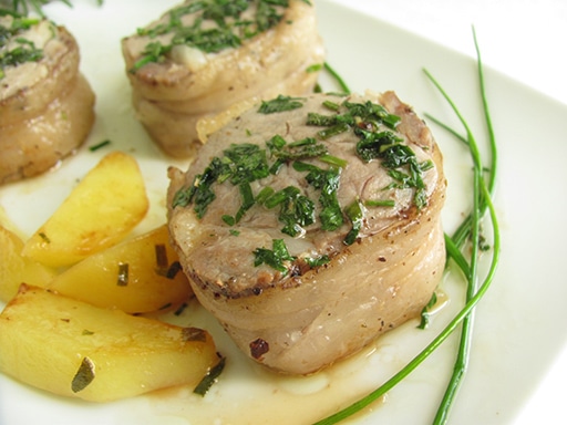 medaglioni di maile con lardo e erbe aromatiche