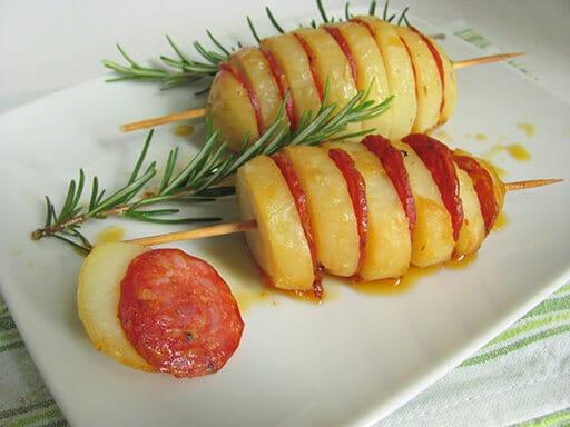 spiedini di patate con salsiccia piccante