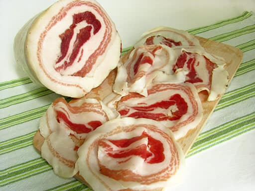 pancetta arrotolata affettata