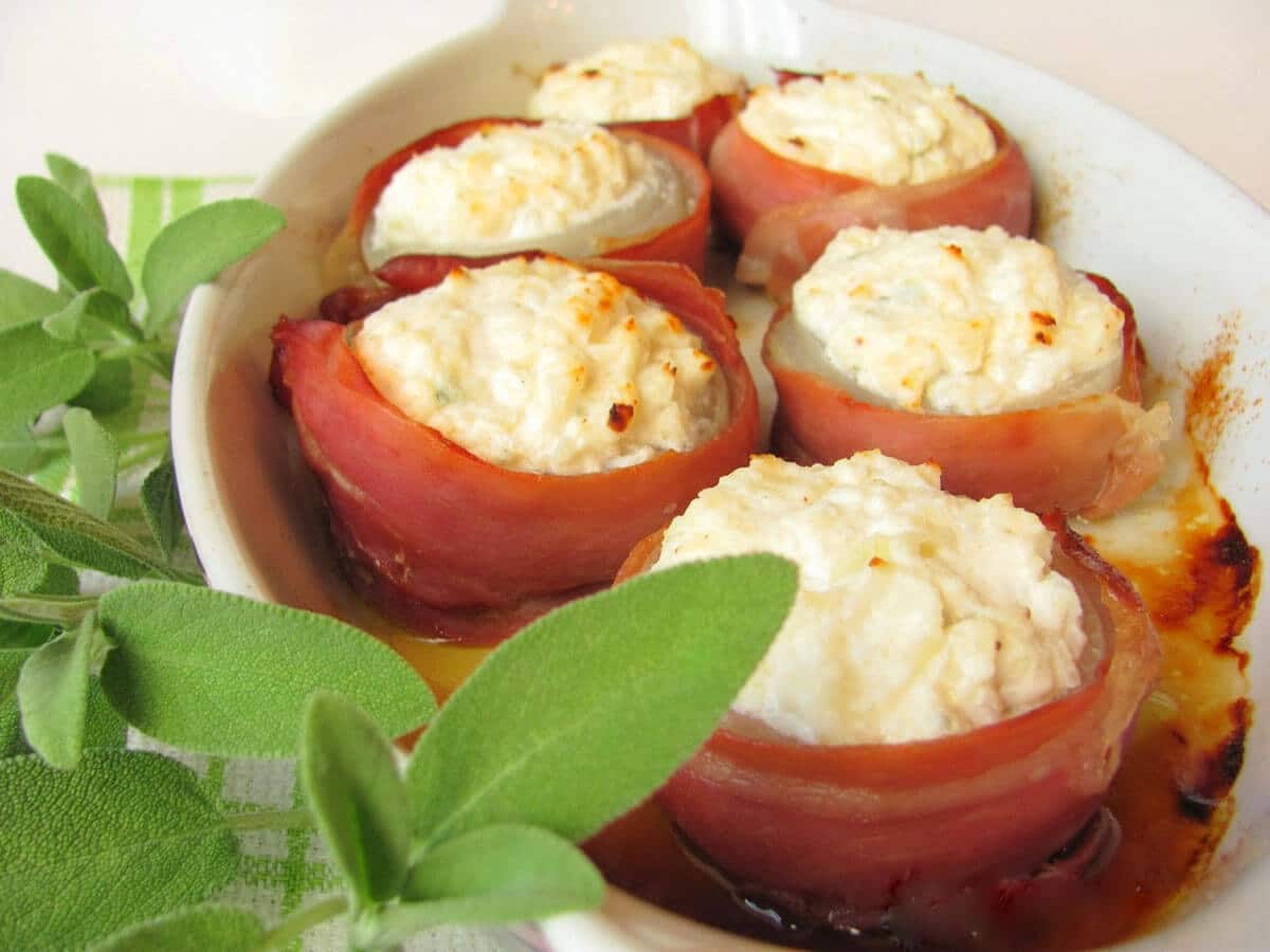 ricetta cipolle ripiene di ricotta e prosciutto