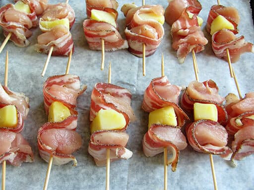 brochetas de patata y bacon