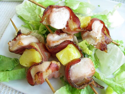 Brochetas de pollo con bacon y patatas