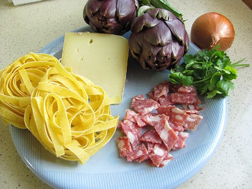 ingredienti pasta carciofi e salame