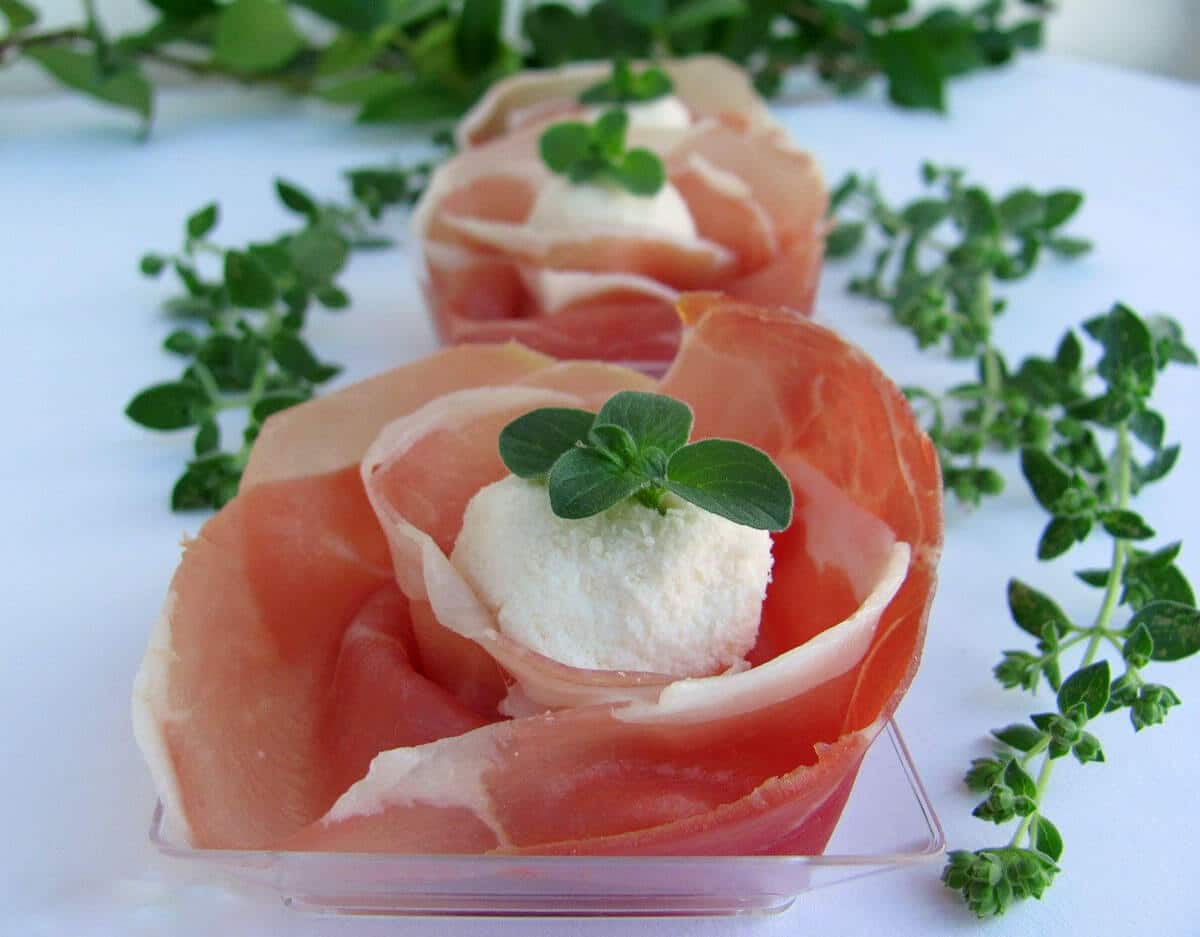 Ham basket with Parmesan truffles