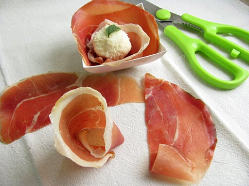 preparazione cestino di prosciutto