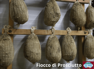 cantina con fiocco di prosciutto appeso