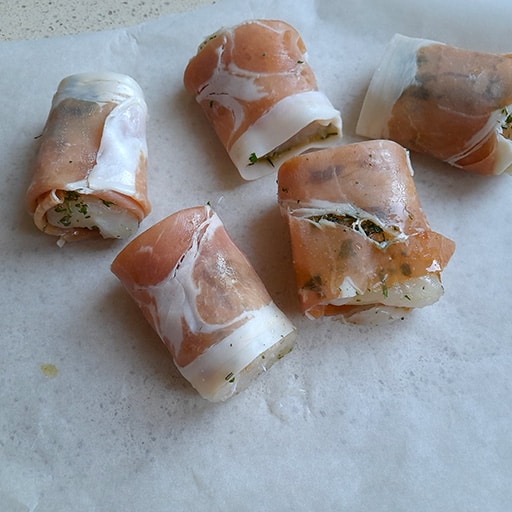 bocconcini-in-preparazione pezzo di lardo riempito